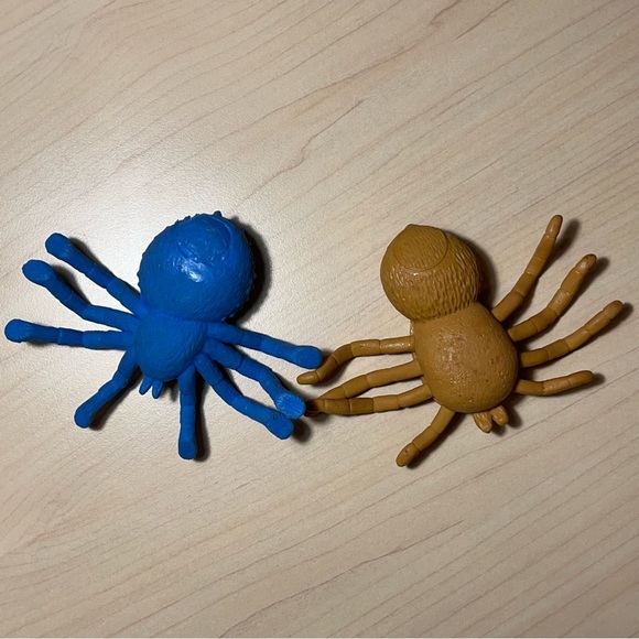 NWT Two Giant Tarantula Spiders Halloween Decoration Rubber Decor - Picture 3 of 6